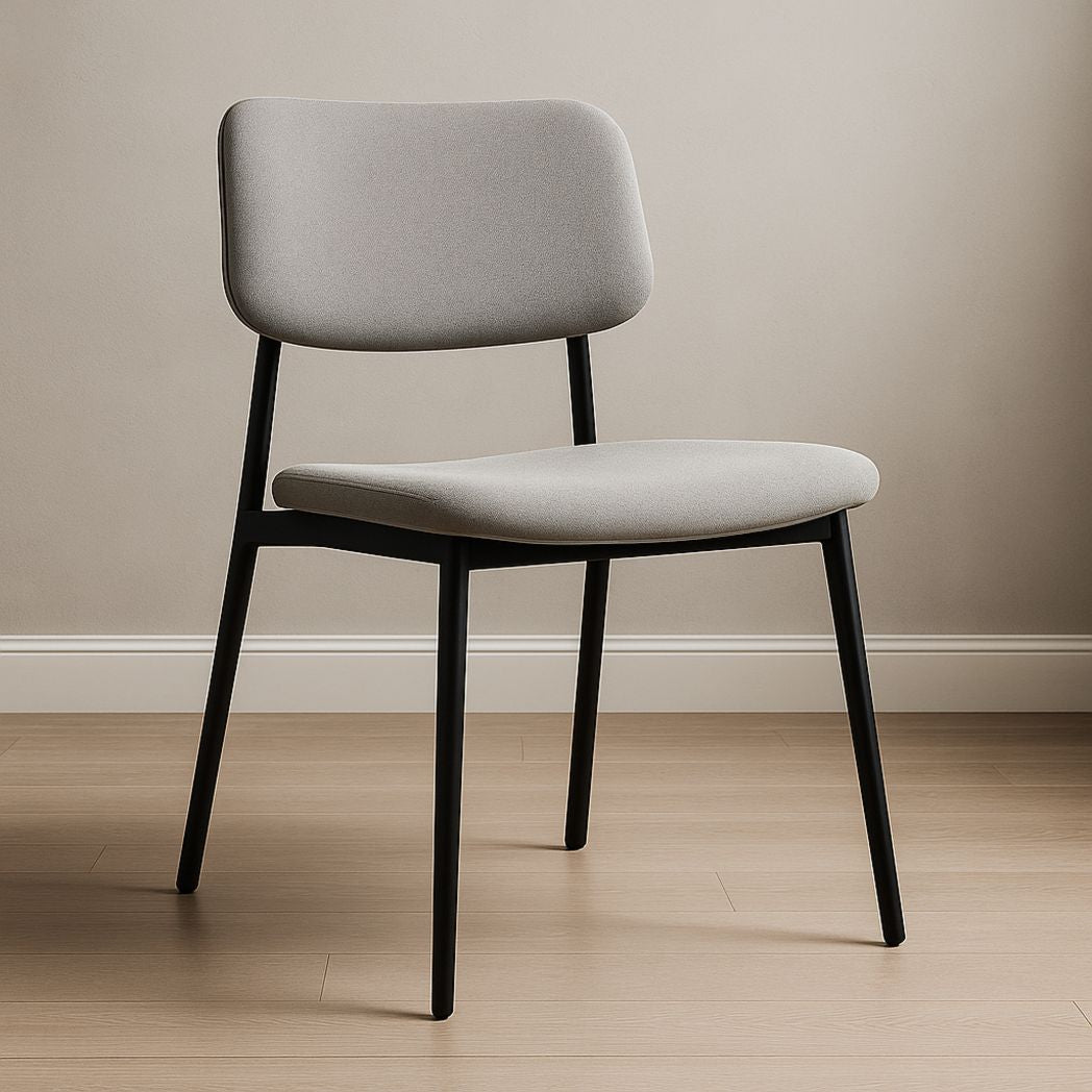 Chaise en tissu gris avec cadre en acier noir