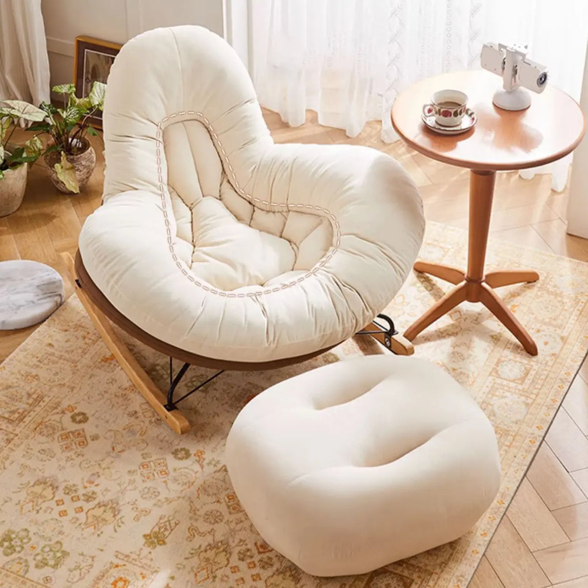 Fauteuil à bascule rembourré beige à assise large avec repose-pieds