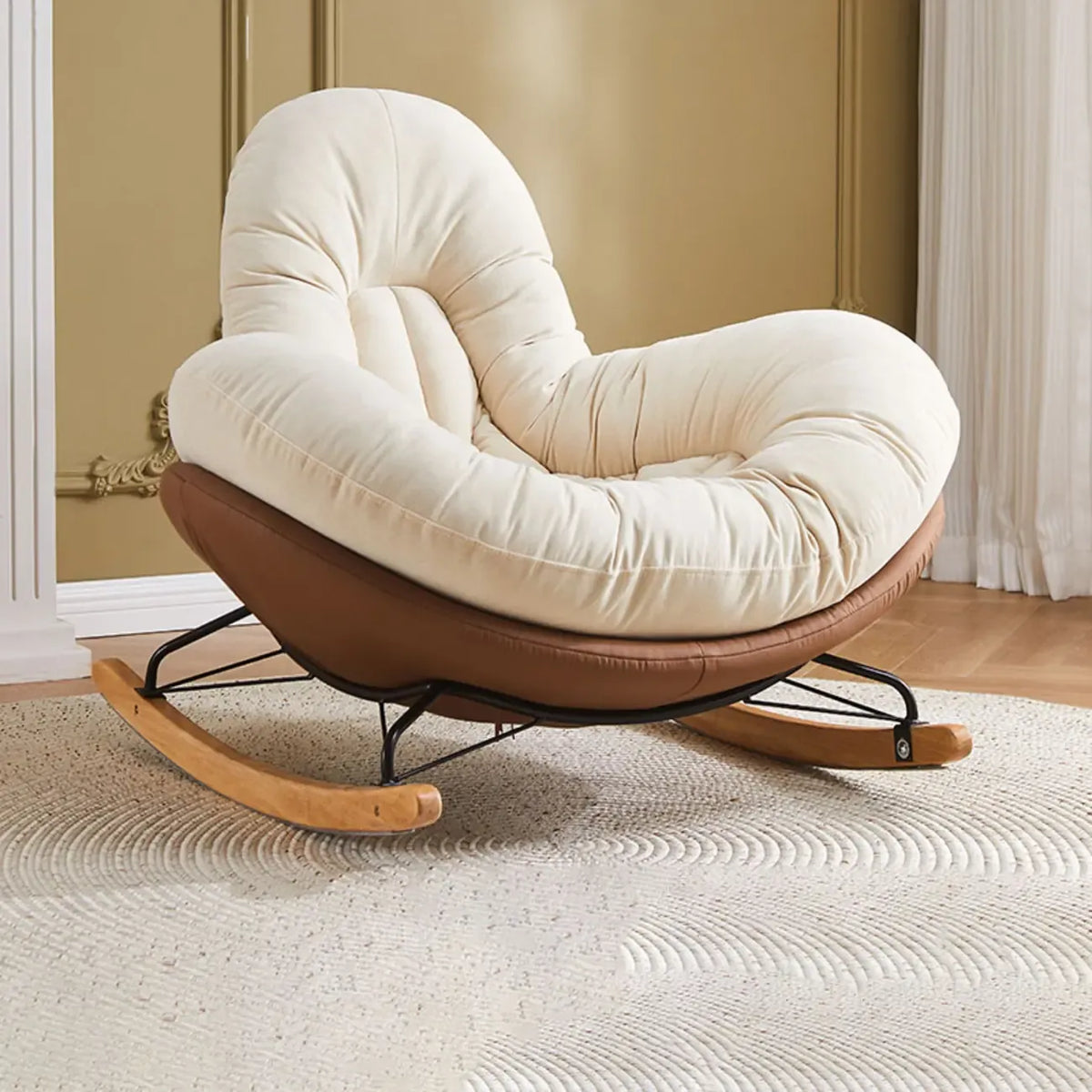 Fauteuil à bascule rembourré beige à assise large avec repose-pieds