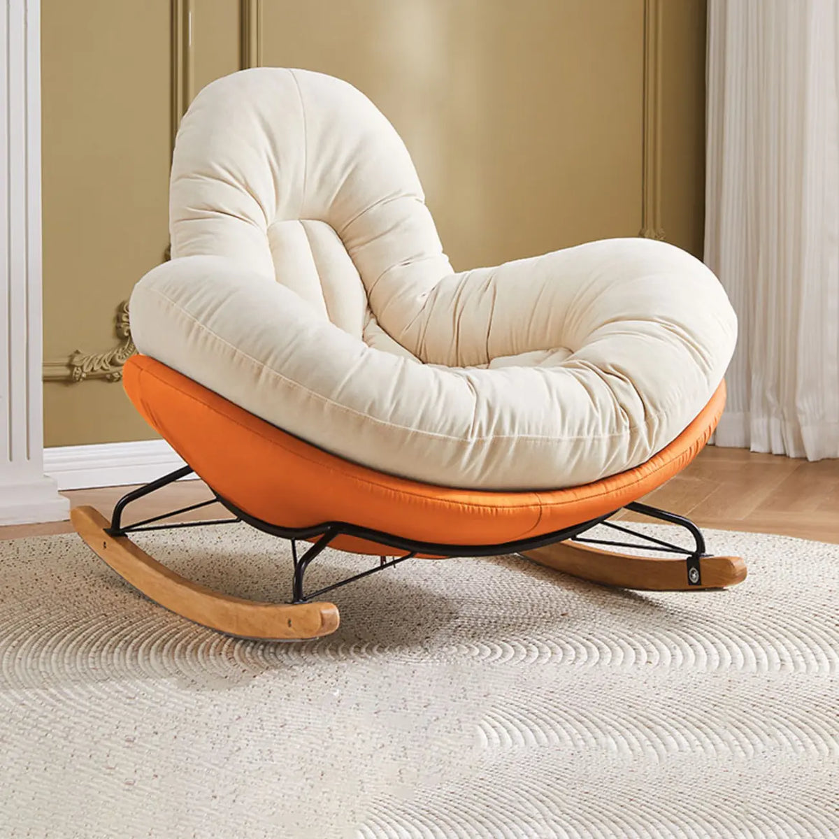 Fauteuil à bascule rembourré beige à assise large avec repose-pieds