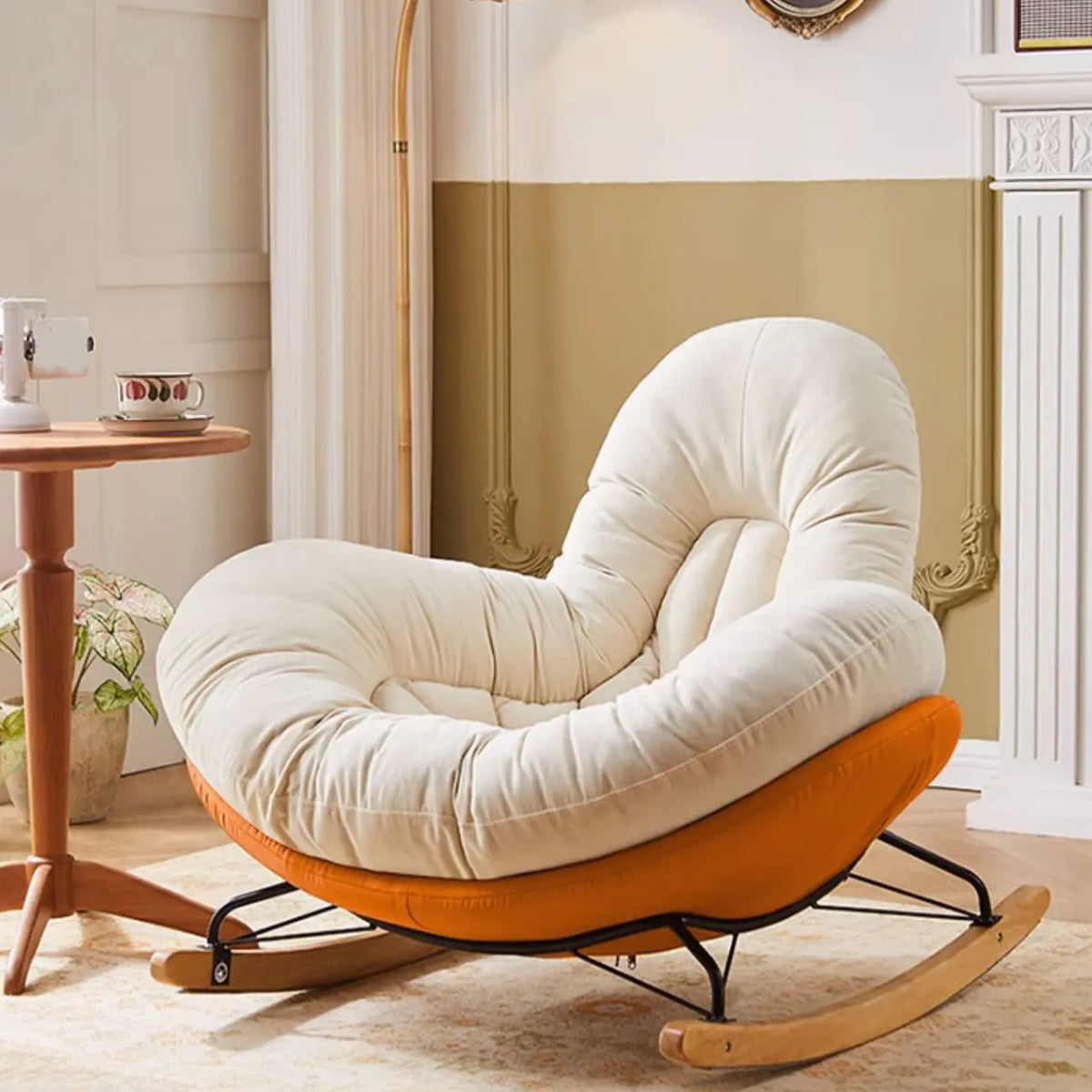 Fauteuil à bascule rembourré beige à assise large avec repose-pieds