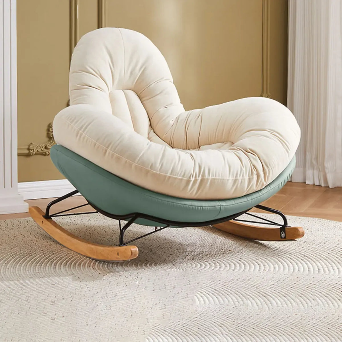 Fauteuil à bascule rembourré beige à assise large avec repose-pieds