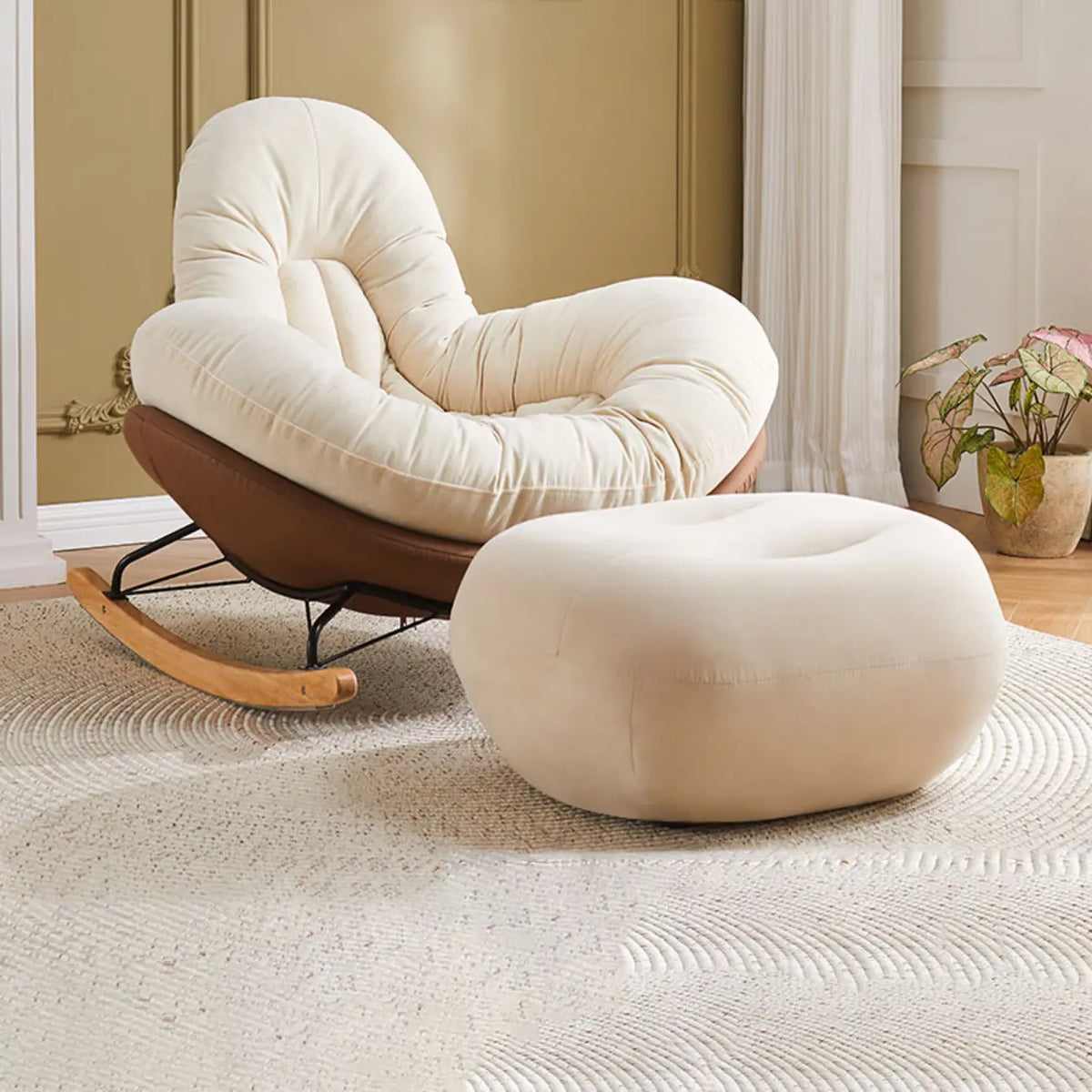 Fauteuil à bascule rembourré beige à assise large avec repose-pieds