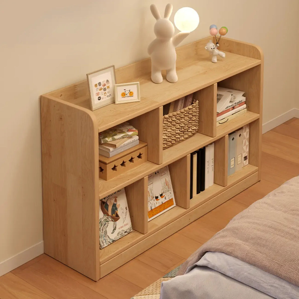 Bibliothèque basse rectangulaire en bois brun naturel avec rangement horizontal
