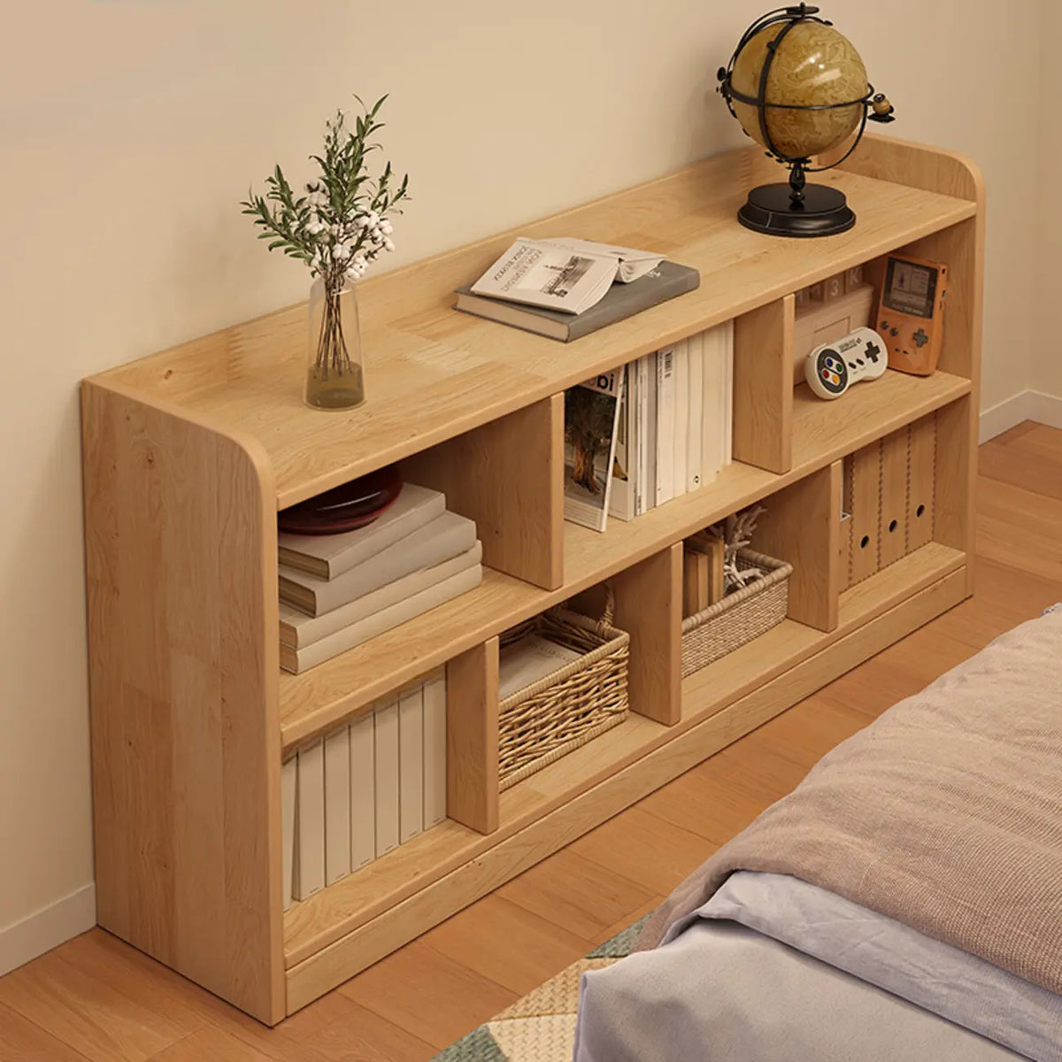 Bibliothèque basse rectangulaire en bois brun naturel avec rangement horizontal