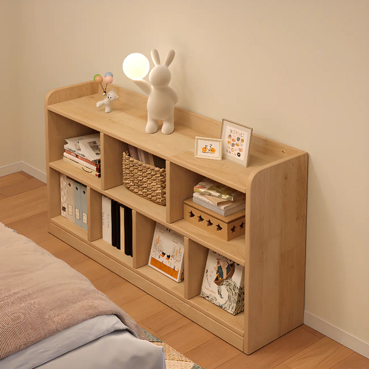 Bibliothèque basse rectangulaire en bois brun naturel avec rangement horizontal