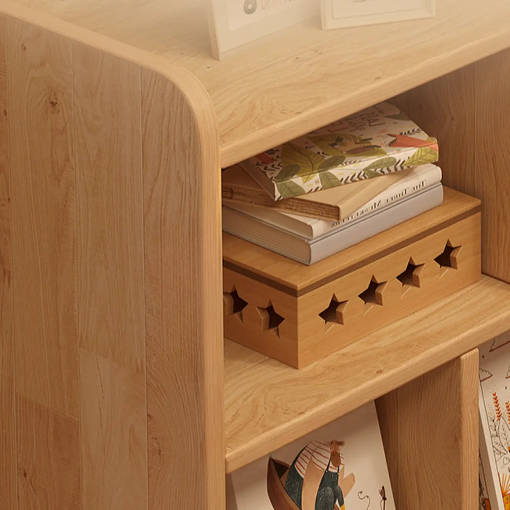 Bibliothèque basse rectangulaire en bois brun naturel avec rangement horizontal
