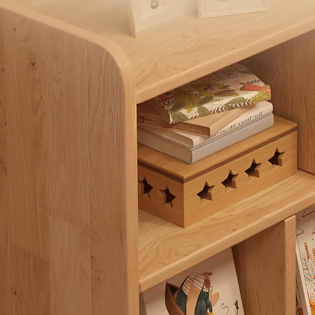 Bibliothèque basse rectangulaire en bois brun naturel avec rangement horizontal