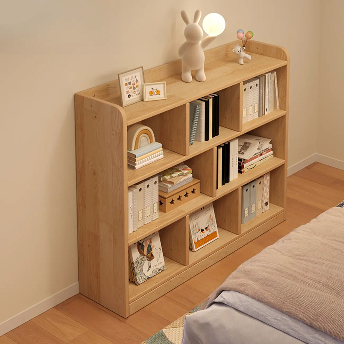 Bibliothèque basse rectangulaire en bois brun naturel avec rangement horizontal