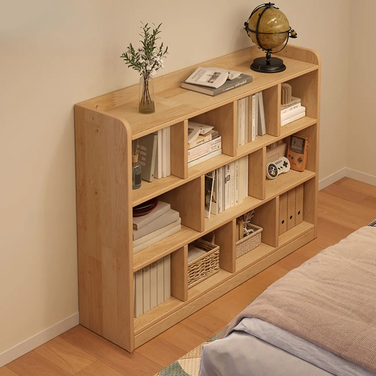 Bibliothèque basse rectangulaire en bois brun naturel avec rangement horizontal