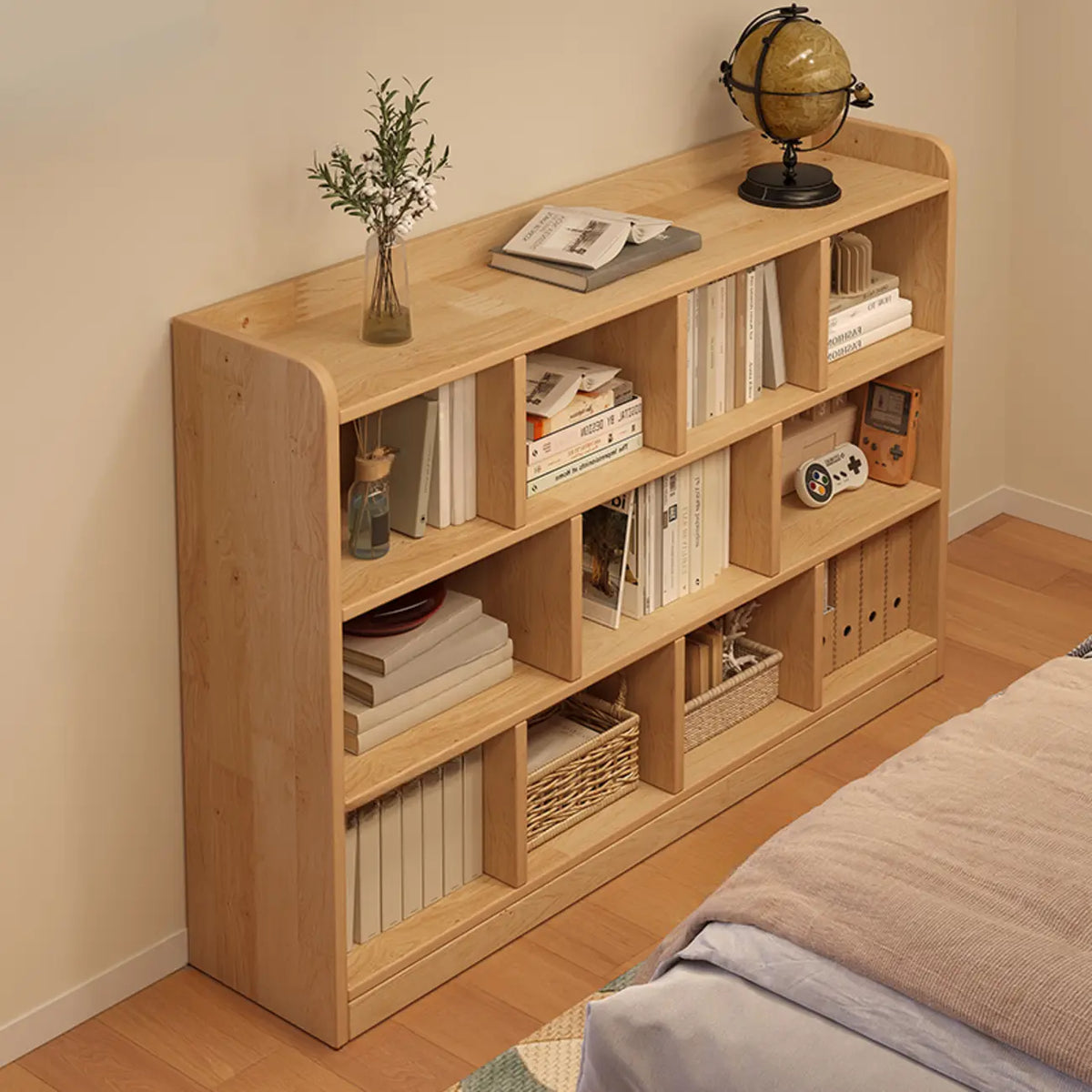 Bibliothèque basse rectangulaire en bois brun naturel avec rangement horizontal