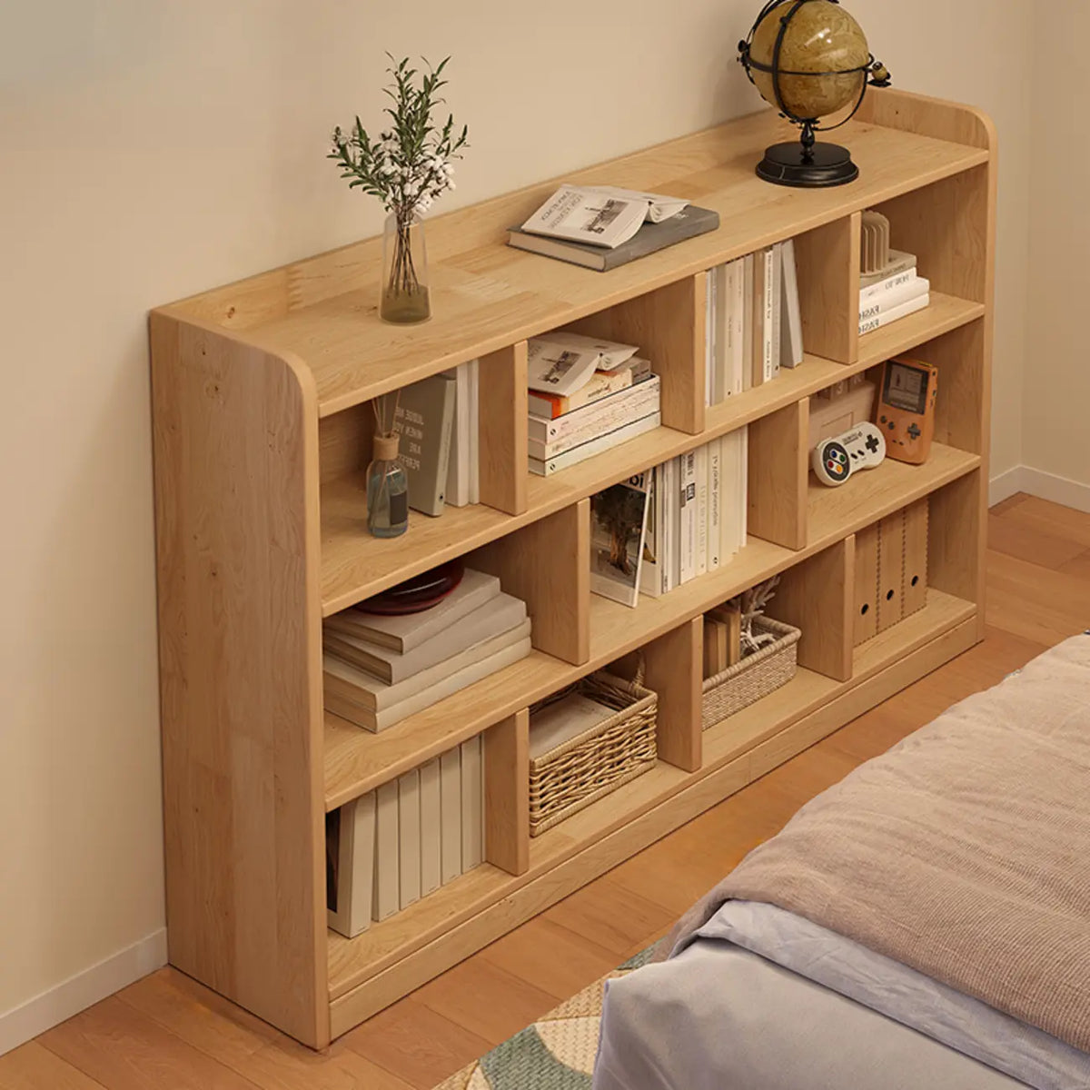 Bibliothèque basse rectangulaire en bois brun naturel avec rangement horizontal
