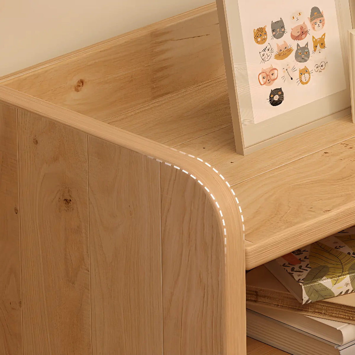 Bibliothèque basse rectangulaire en bois brun naturel avec rangement horizontal
