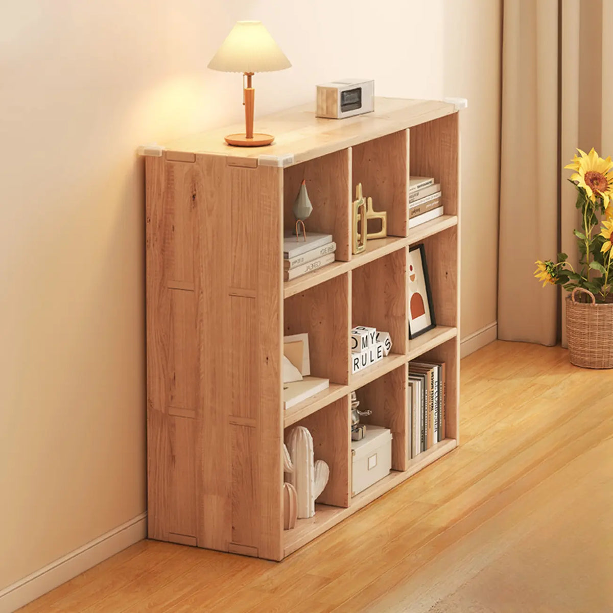Bibliothèque basse rectangulaire en bois brun naturel avec rangement horizontal