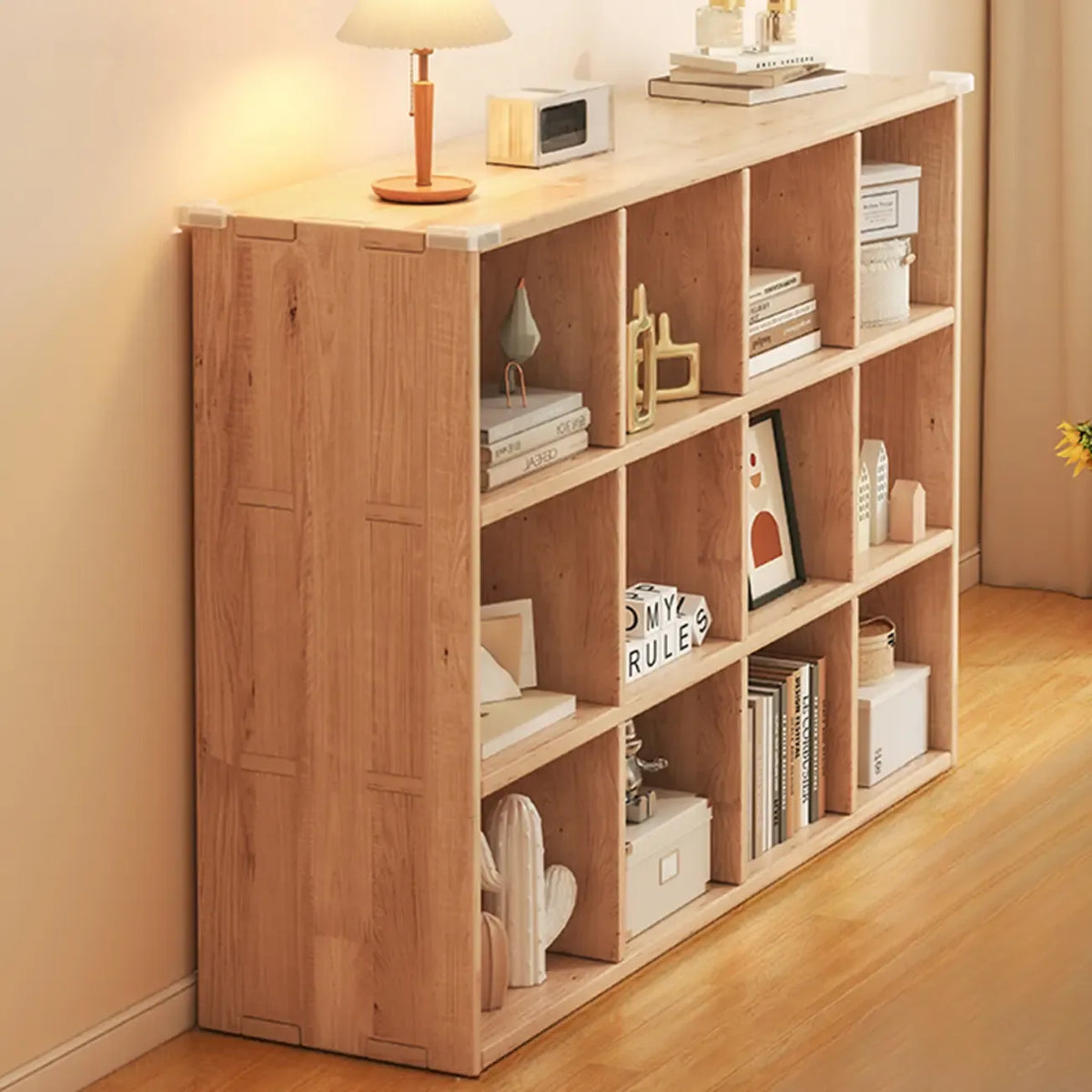 Bibliothèque basse rectangulaire en bois brun naturel avec rangement horizontal