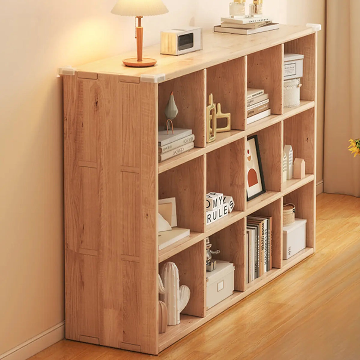 Bibliothèque basse rectangulaire en bois brun naturel avec rangement horizontal