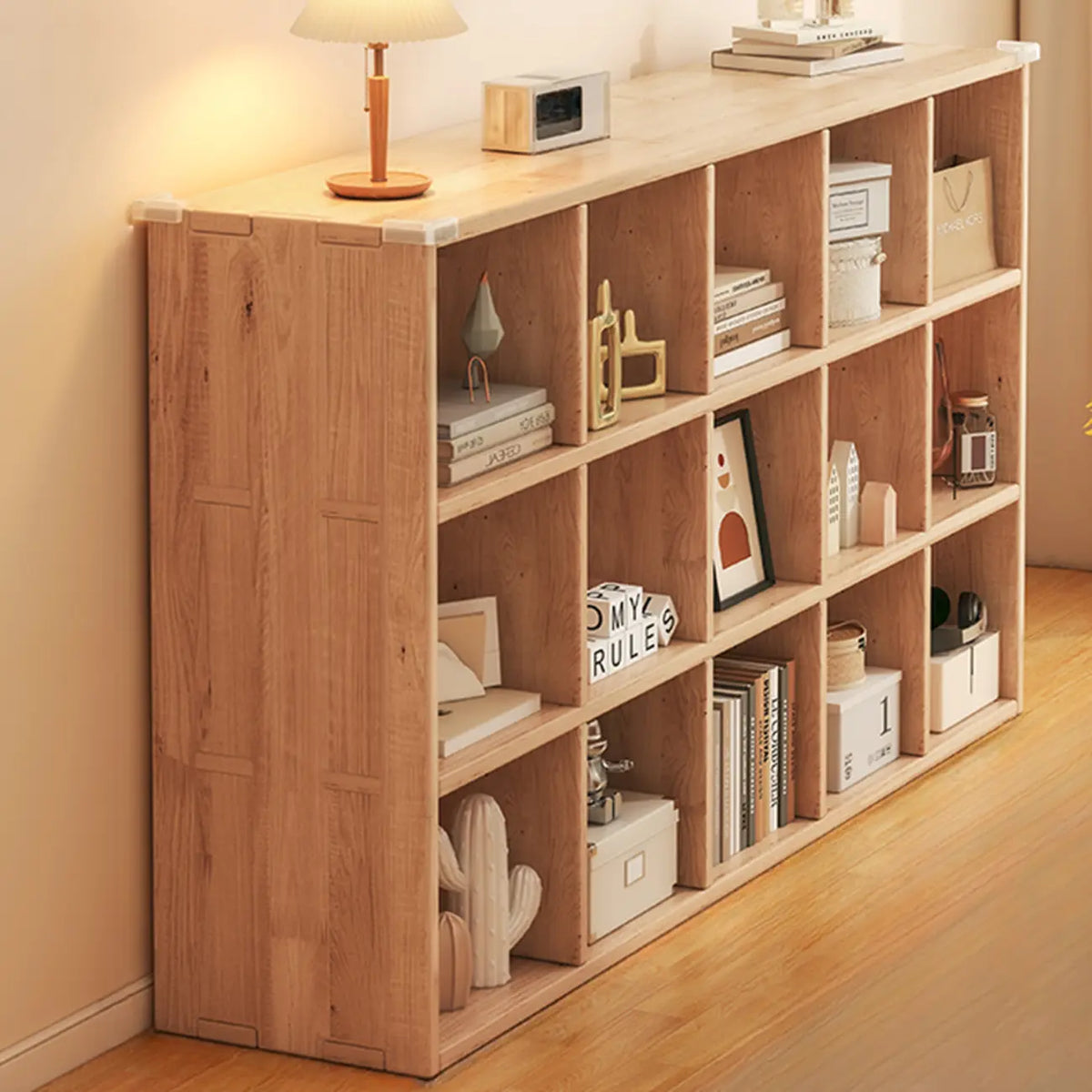 Bibliothèque basse rectangulaire en bois brun naturel avec rangement horizontal