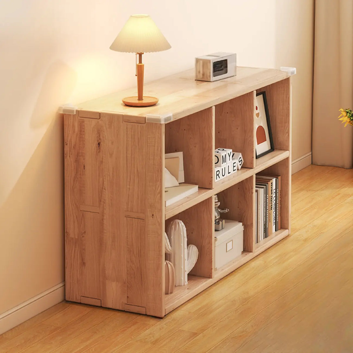 Bibliothèque basse rectangulaire en bois brun naturel avec rangement horizontal