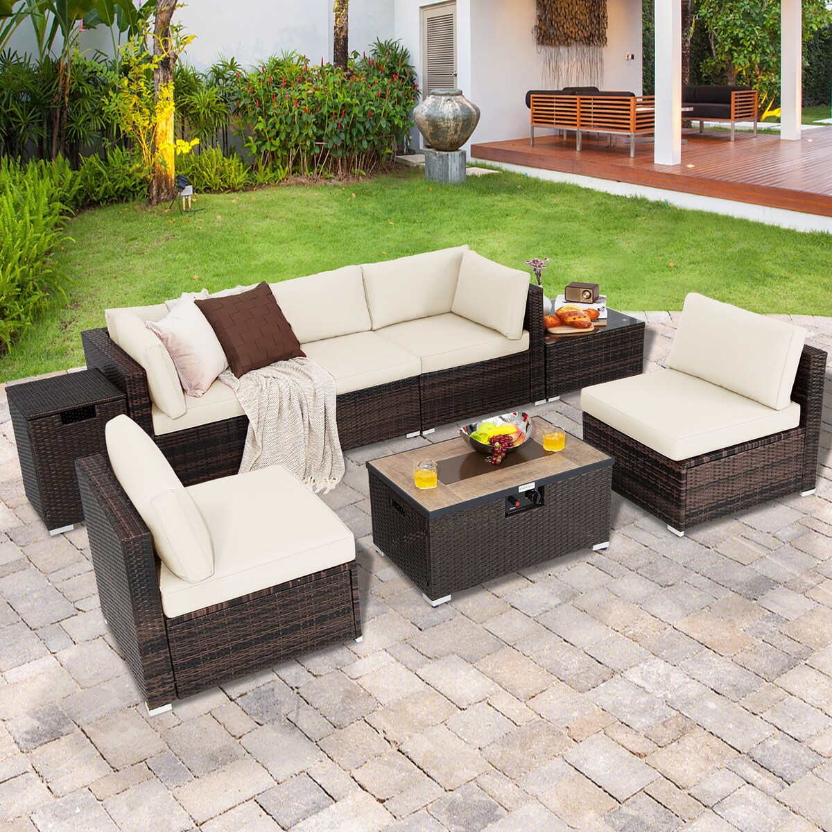 Ensemble de mobilier de patio en rotin 8 pièces comprenant une table foyer, un support pour bouteille de gaz et une housse de protection.