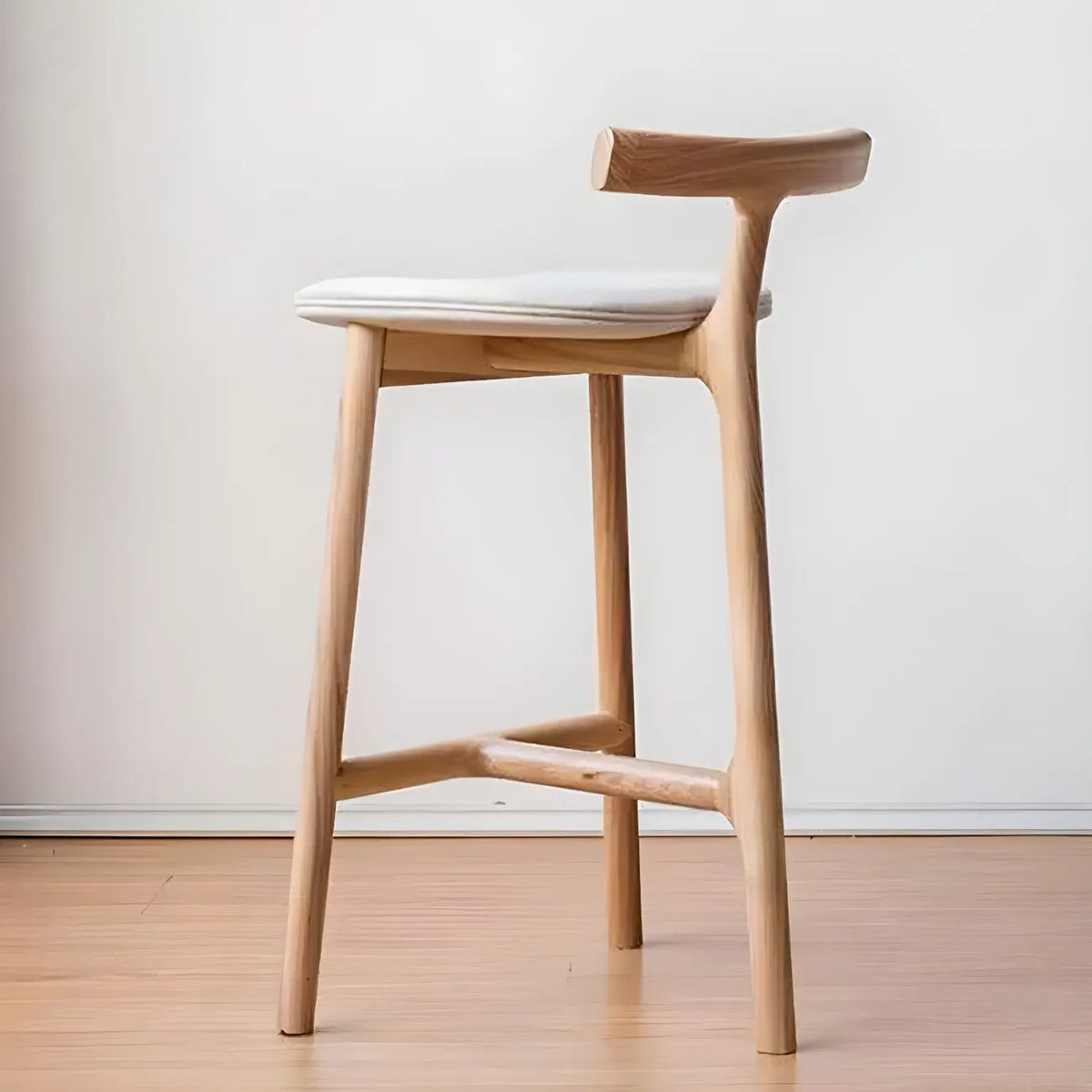 Tabouret de bar sans accoudoirs en bois de frêne naturel et tissu, trépied.