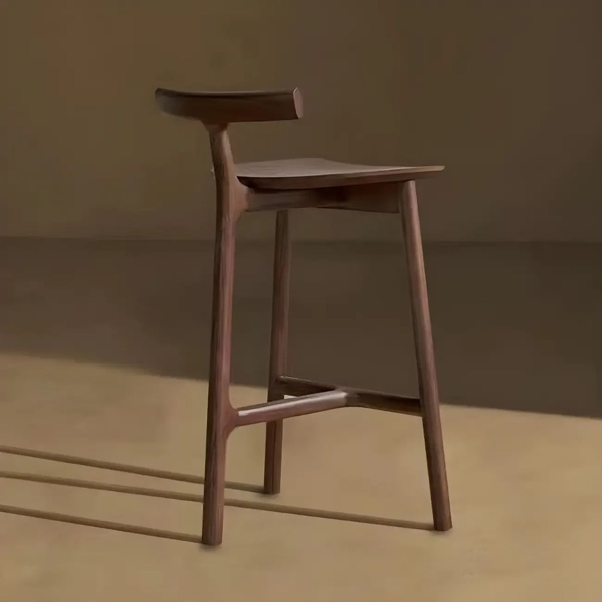 Tabouret de bar sans accoudoirs en bois de frêne naturel et tissu, trépied.