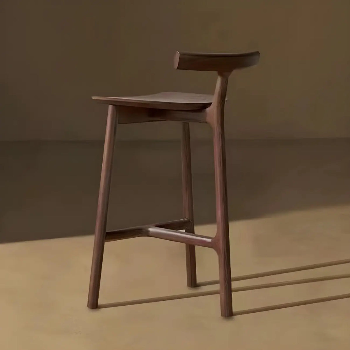 Tabouret de bar sans accoudoirs en bois de frêne naturel et tissu, trépied.