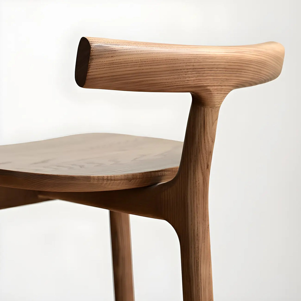 Tabouret de bar sans accoudoirs en bois de frêne naturel et tissu, trépied.