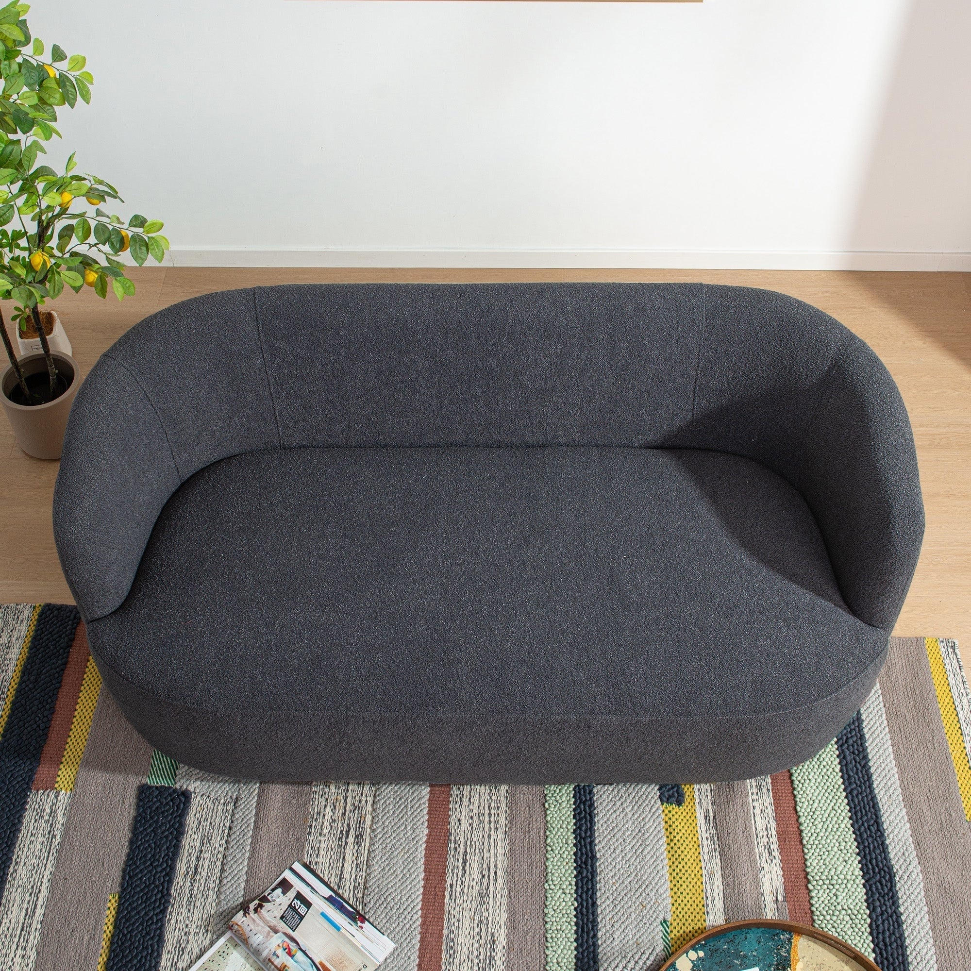 Canapé 2 places KINWELL en tissu bouclé avec coussins